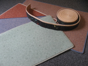 Sockelleiste umkettelt und gekettelte Fußmatten aus Teppichbodenrestern